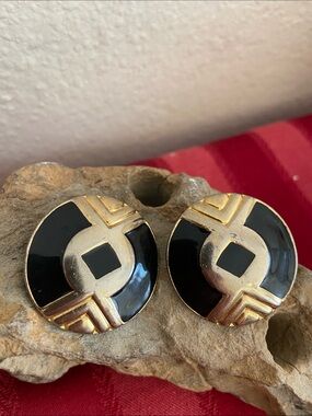 5/$10❤️❤️❤️Vintage 70s Black Enamel & Gold Geometric Clip Earrings
